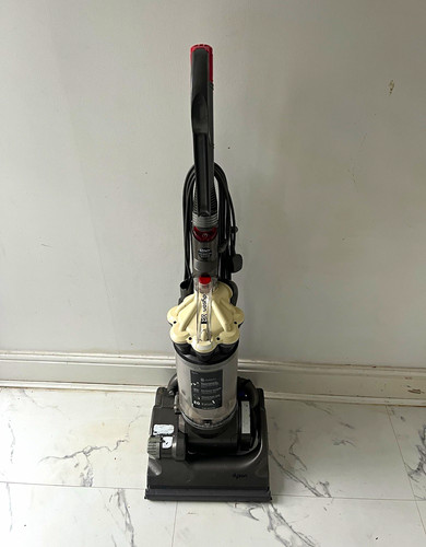 Dyson dc33 vacuum - dyson,